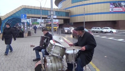 Донецкие деды-рокеры даже после контузии дают концерты
