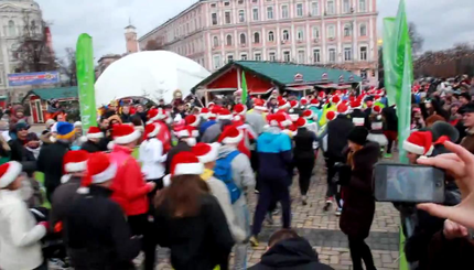 По Киеву бегала тысяча людей в новогодних шапках 
