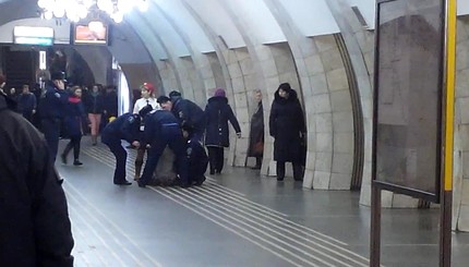 В Киевском метро пассажир пробрался в тоннель и лег между вагонами 