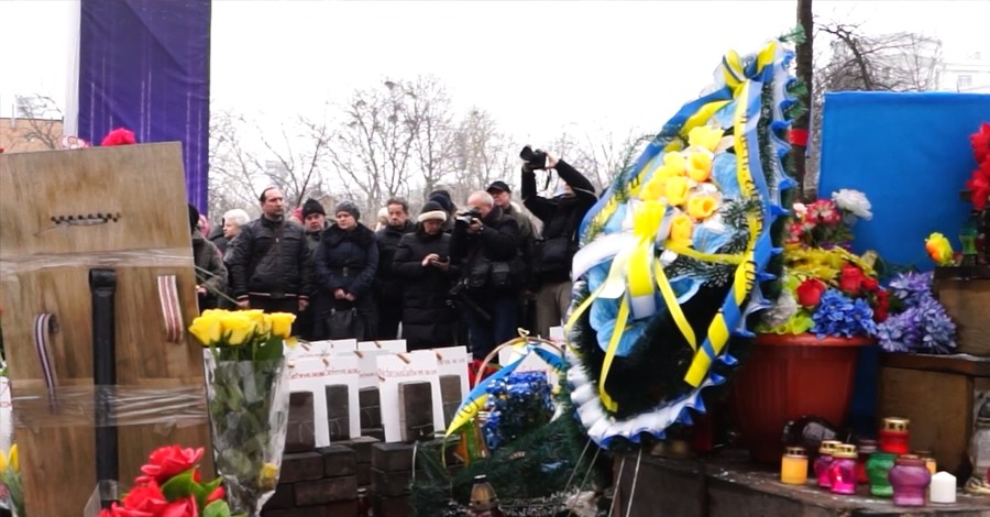 Люди идут на Майдан почтить память погибших из Небесной Сотни