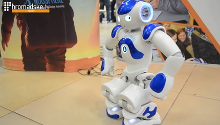 Танцующий робот на выставке современных IT-разработок Hi-tech Expo