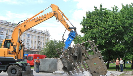 В Днепропетровске доломали памятник Петровскому