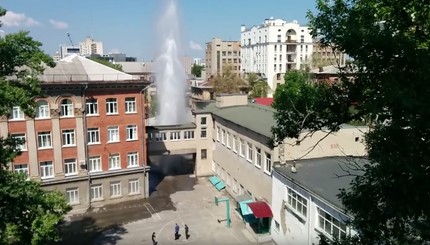 В центре Харькова забил фонтан высотой в пятиэтажный дом