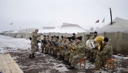 Военный оркестр сыграл джаз на полигоне в Ровно