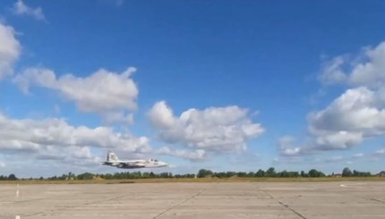 Штурмовик Су-25 пролетел над землей на сверхнизкой высоте