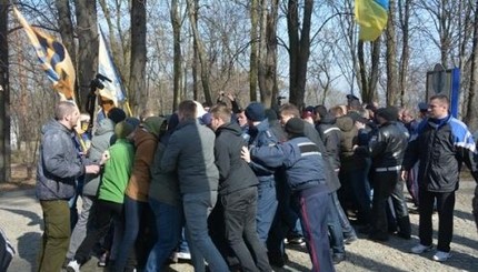 На могиле Шевченко подрались националисты и члены 