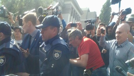 Под посольством России в Киеве побили мужчину