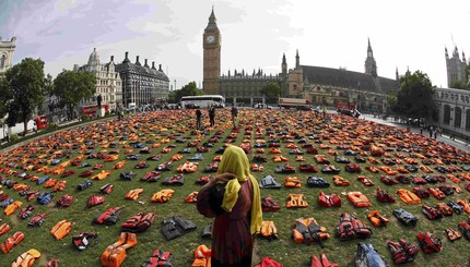 На центральной площади Лондона выложили 2,5 тысячи спасательных жилетов