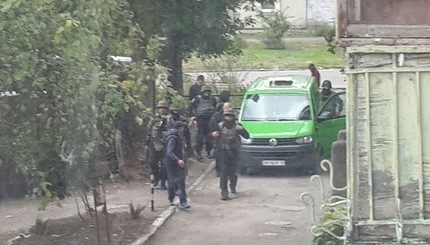 Полиция штурмует квартиру, в которой забаррикадировался убийца полицейских из Днепра