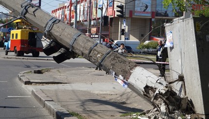 В центре Николаева рухнувший столб едва не раздавил автомобили