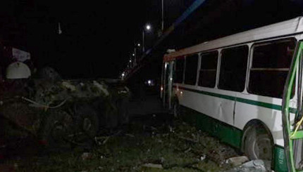Авария армейского БТР и автобуса на Донбассе