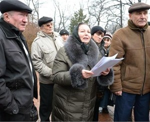 Толпа чернобыльцев снова оккупировала Пенфонд Донецка и требует вернуть льготы
