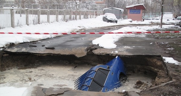 В центре Киева под землю провалилась легковушка 