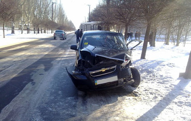 В Донецкой области легковушка врезалась в автобус с людьми. Пострадали 18 человек 