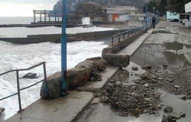 Четырехметровые волны разбомбили набережные Крыма