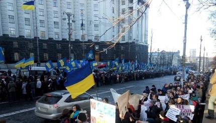 На Майдане собрались митингующие за отставку Яценюка