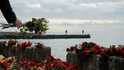 Люди возлагают цветы в память о погибших в крушении самолета Ту-154