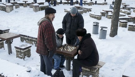 Шахматисты играют на снегу в центре Киева