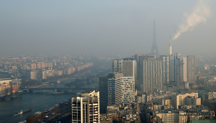 Столица Франции утонула в густом смоге