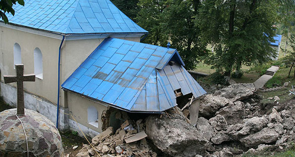 В Тернопольской области на церковь свалилась каменная глыба
