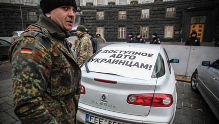 Автомитинг добрался до Кабинета министров в Киеве