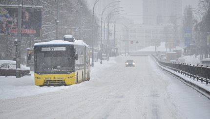 Киев засыпает снегом: фото из соцсетей