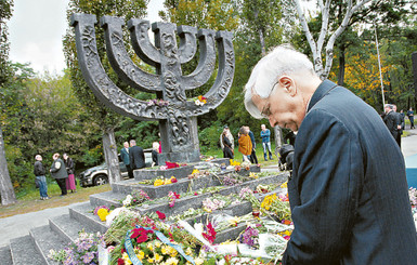 В Киеве почтили память погибших в Бабьем Яру 