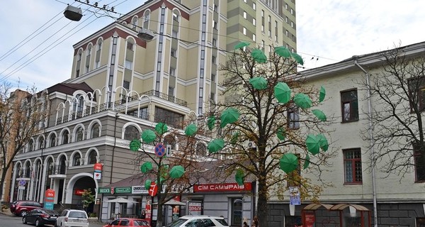В Киеве выросли деревья с зонтами вместо листьев