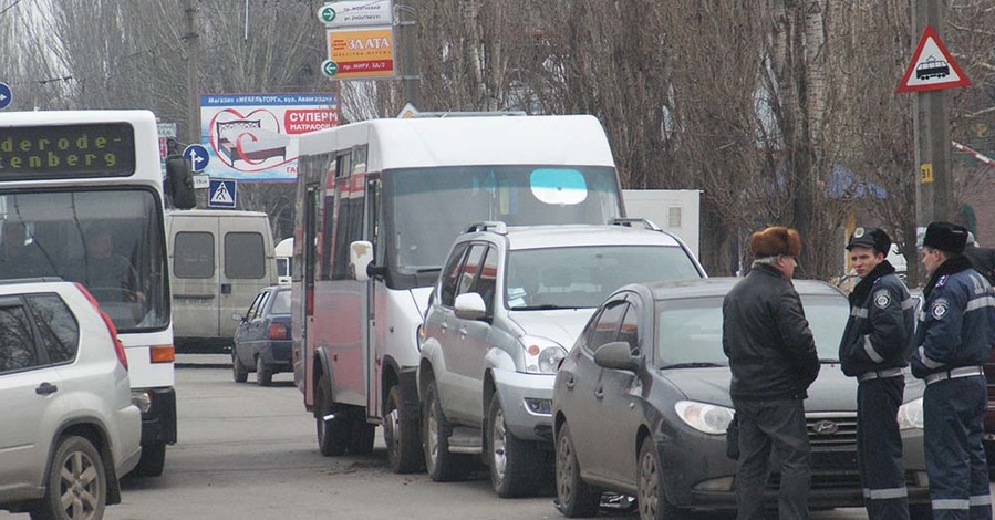 В Николаеве столкнулись маршрутка и два автомобиля