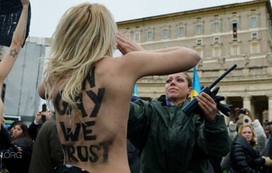 Активистки FEMEN сорвали мессу Папы Римского