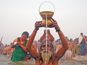 Миллионы индусов окунулись в воды реки Ганг 