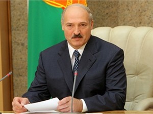Лукашенко берет пример с Януковича