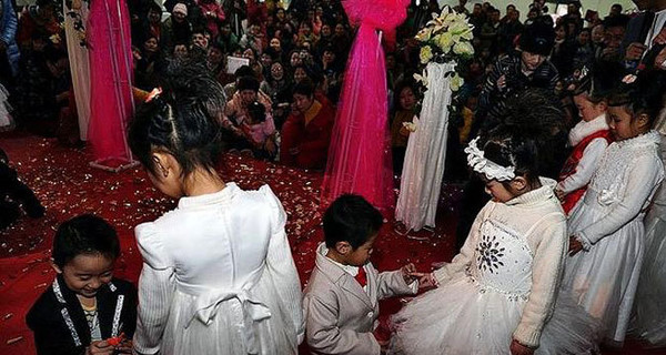 В Китае одновременно поженили более сотни детишек