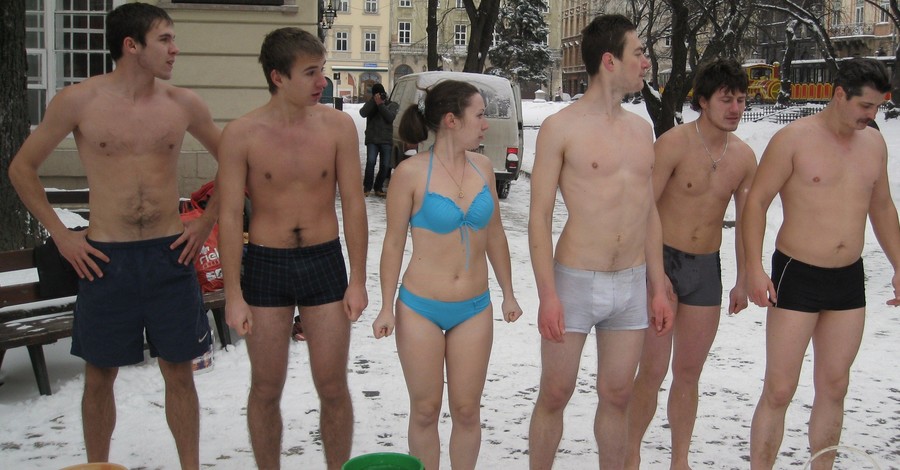 В центре Львова студенты обливались из ведер