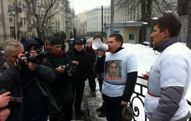 Трое сторонников Тимошенко приковались к забору Администрации президента