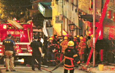 Из-за пожара в ночном клубе погибло около трех сотен бразильцев 