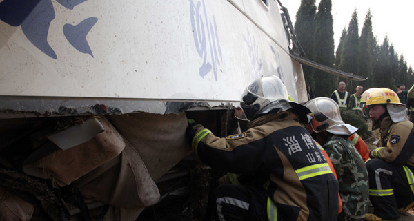 Автобус столкнулся с грузовым поездом на северо-востоке Китая