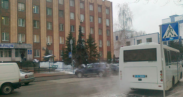В Киеве милицейское авто поставили прямо под знаками 