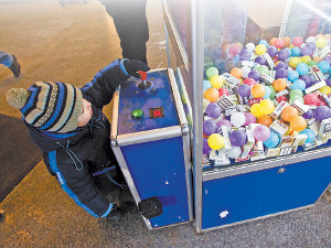 Сигареты вместо игрушек: на автоматах для взрослых играют дети 