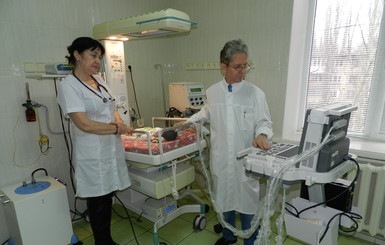 Детским врачам подарили оборудование, которое поможет спасать новорожденных 