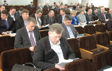 Донецкие депутаты изменили состав и поделили финансы