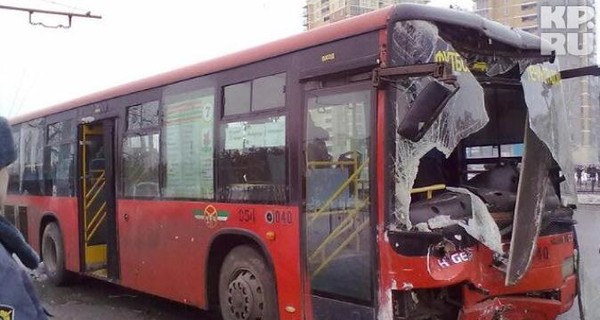 Автобус без тормозов вылетел на остановку, сбил 6 человек и врезался в столб