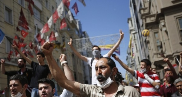 Премьер-министр Турции отказался выполнять требования протестующих