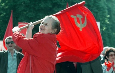 Во Львове коммунисты и свободовцы не поделили красный флаг