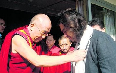 От злых чар Киркорова спасает шарф Далай Ламы, а Ирину Билык - осиновые бусы