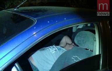 Тройное ДТП в Мариуполе: после аварии водитель решил поспать в разбитом авто