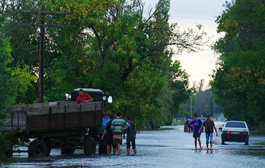 В затопленных под Одессой селах люди ночуют в сельсовете и носят детей на руках