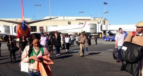 Неизвестный устроил стрельбу в аэропорту Лос-Анджелеса