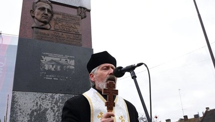 Во Львове открыли памятный знак Роману Шухевичу