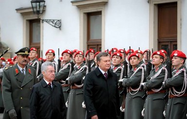 Виктор Янукович общается с австрийским коллегой с глазу на глаз